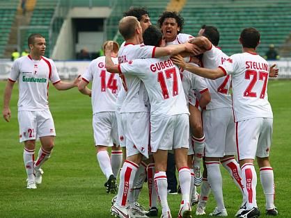 فريق باري .. خطوة واحدة نحو الصعود ..