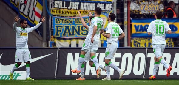 رافاييل  على اليسار 