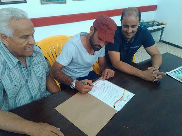  ايمن العياري يمضي عقدا جديدا مع نجم المتلوي 