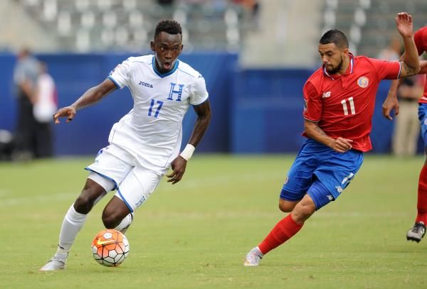  جون خايرو رويز (يمين)