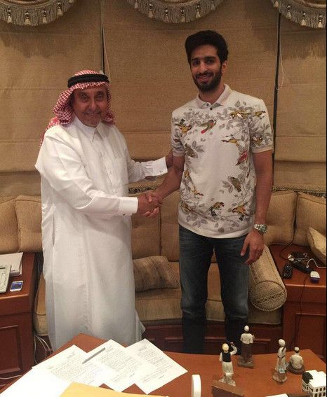 فهد الأنصاري لحظة توقيعه للعقد