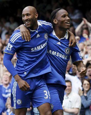 دروغبـا يحتفـل مع زميله أنيلكـا بعد التسجيل في مرمى فولهـام