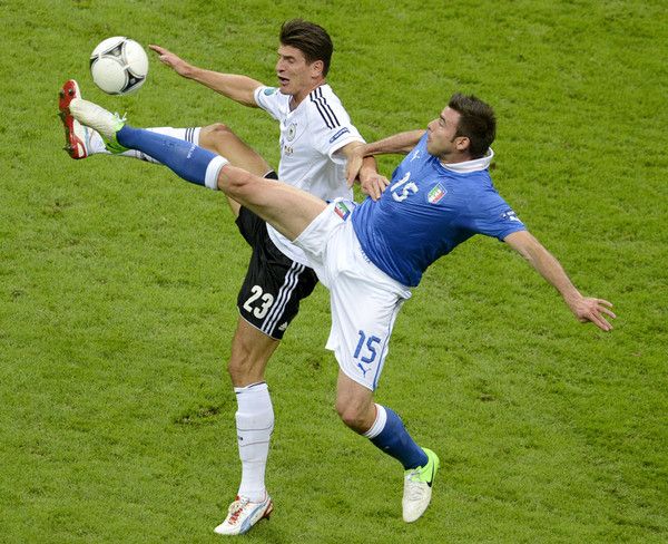 جوميز وبارزالي في نصف نهائي 2012