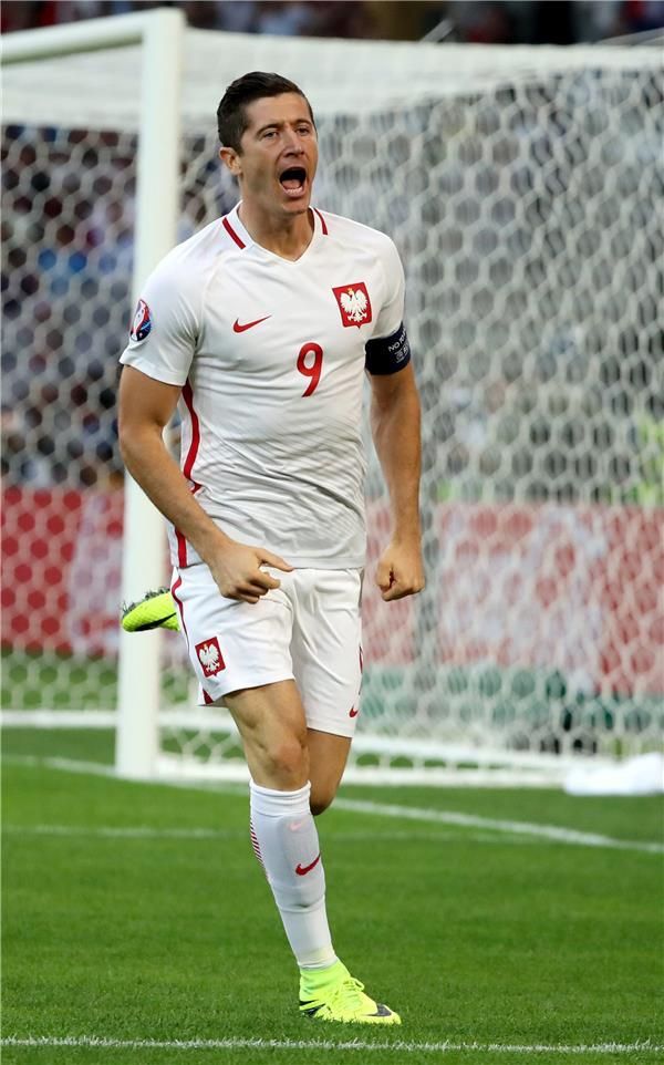 فرحة روبرت ليفاندوفسكي بالهدف