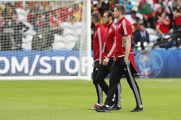 لاعبو المنتخب الويلزي يتفقدون الملعب