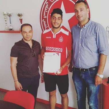 أنور بن عبدالله يعد امضاء العقد