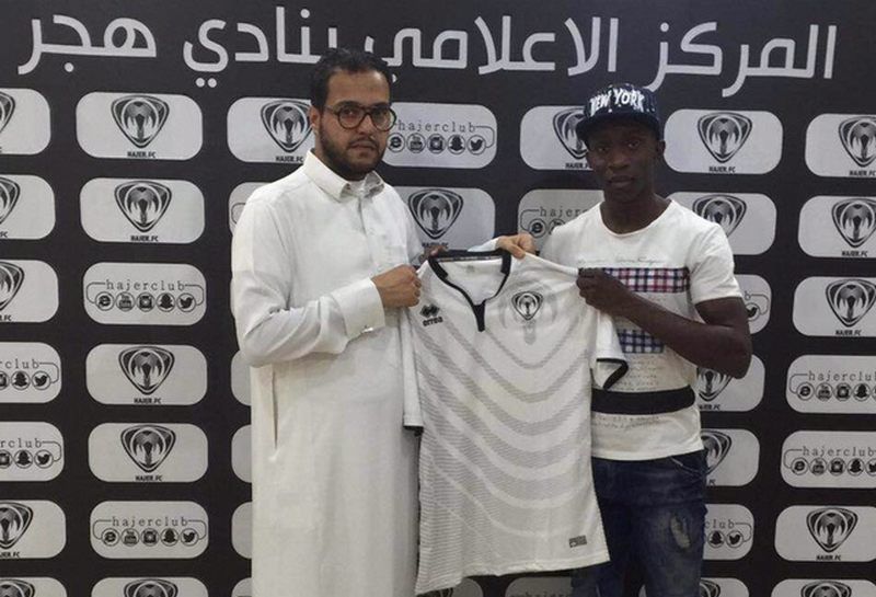 هوساوي خلال توقيع عقده مع هجر 