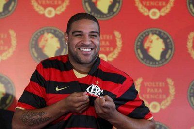 أدريـانو يعرض للصحافة على سعادته بإرتداء قميص فلامنغو