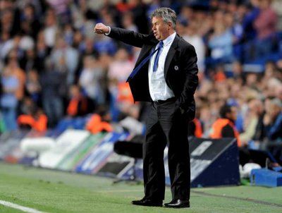 هيدينـك يوجه لاعبيـه أثناء مباراة تشيلسي وبرشلونـه في الستامفورد بريدج