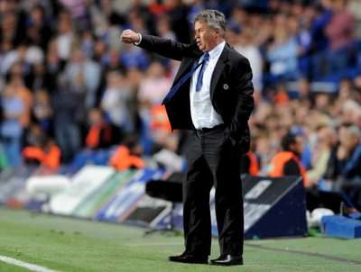 هيدينـك يوجه لاعبيـه أثناء مباراة تشيلسي وبرشلونـه في الستامفورد بريدج