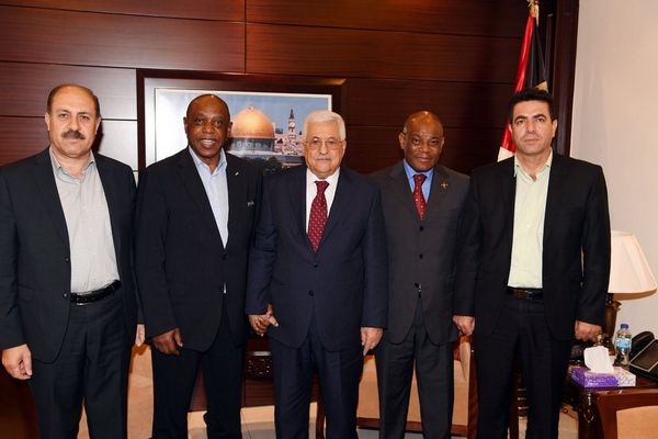 الرئيس يستقبل طوكيو سيكسويل رئيس لجنة فيفا للاشراف على اوضاع الرياضة الفلسطينية