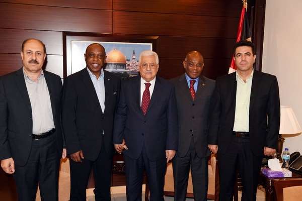 الرئيس يستقبل طوكيو سيكسويل رئيس لجنة فيفا للاشراف على اوضاع الرياضة الفلسطينية