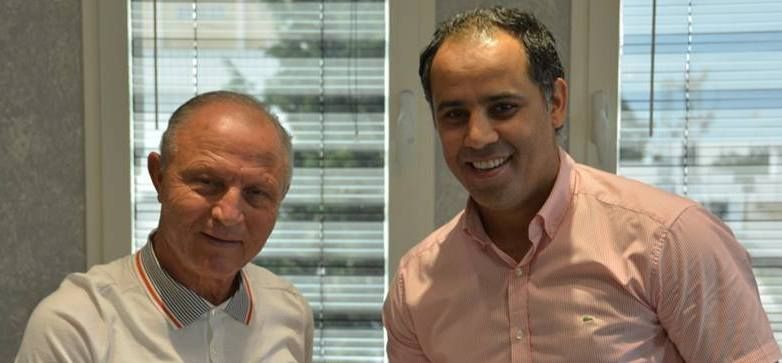 السعيدي صحبة رئيس النجم الساحلي عند توقيع العقد