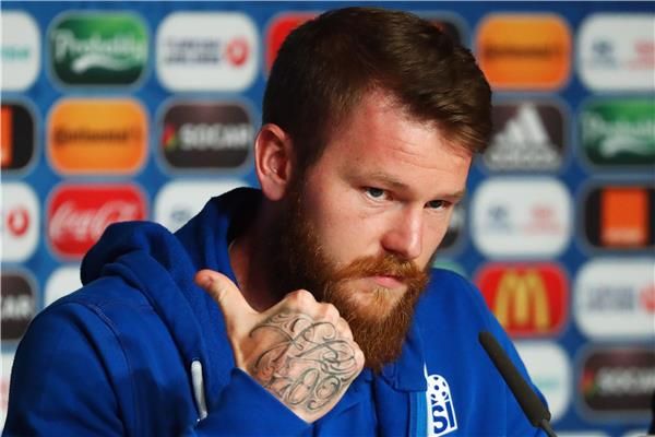 ارون جونارسون فى المؤتمر الصحفى 