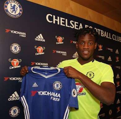 ميشي باتشواي يرفع قميص الفريق