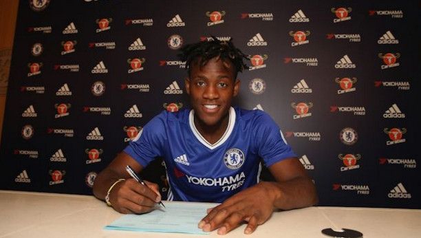 ميشي باتشواي أثناء التوقيع