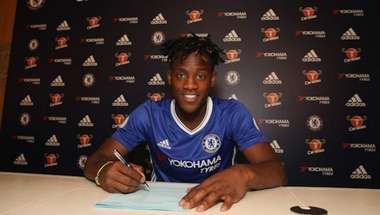 ميشي باتشواي أثناء التوقيع