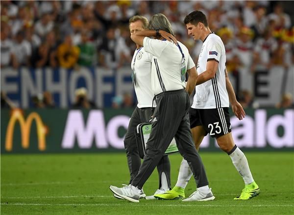  ماريو جوميز يخرج مصابا