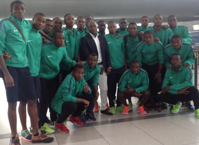 منتخب نيجيريا للشباب ويتوسطهم المدير الفني إيمانويل امونيكي 
