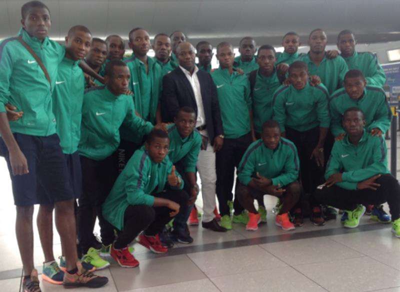 منتخب نيجيريا للشباب ويتوسطهم المدير الفني إيمانويل امونيكي 