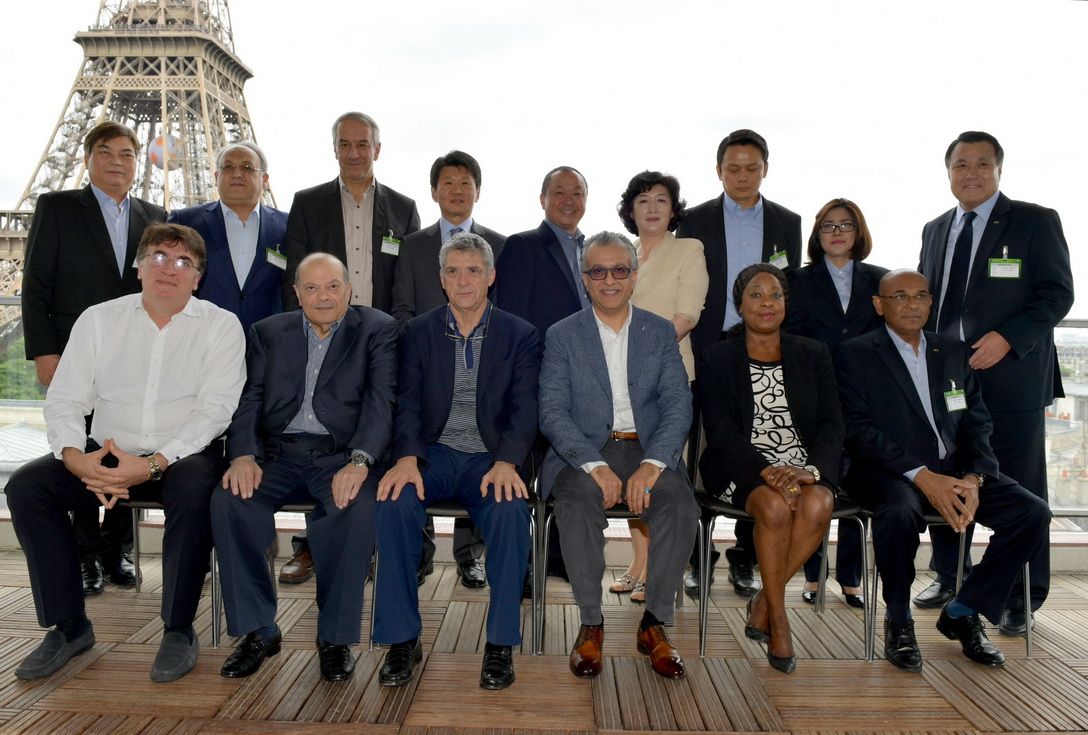 الشيخ سلمان بن إبراهيم يتوسط أعضاء الإتحادين الآسيوي والأوروبي قبل الإجتماع في باريس 