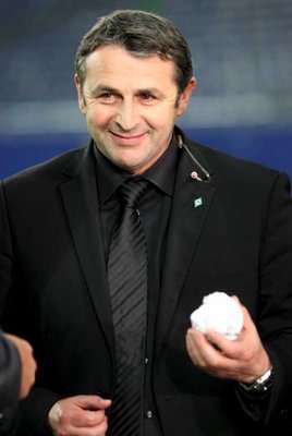 كلاوس ألوفس مدير الكرة في نادي فيردر بريمن الألماني لكرة القدم والكرة الورقية