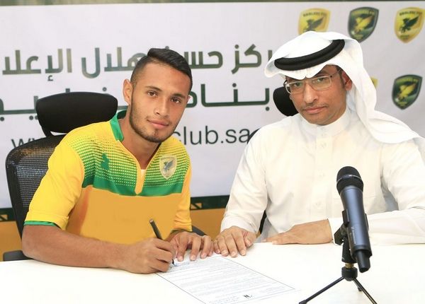 لوبيز خلال توقيع عقده مع الخليج 