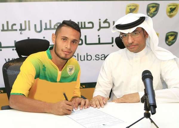 لوبيز خلال توقيع عقده مع الخليج 