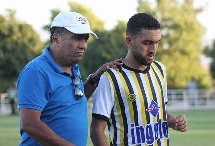 اللاعب حسام أمعنان - يمين - رفقة الطاوسي