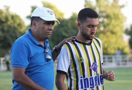 اللاعب حسام أمعنان - يمين - رفقة الطاوسي