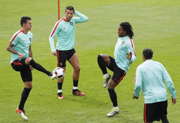 2016-07-05t091101z_1817464893_lr1ec750pi3y6_rtrmadp_3_soccer-euro-por_reuters