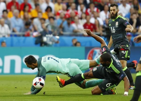 2016-07-06t190454z_110833494_mt1aci14471653_rtrmadp_3_soccer-euro-por-wal_reuters