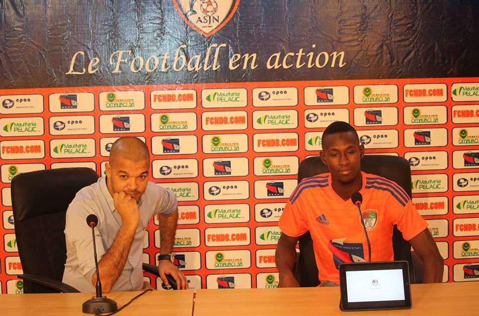 دلاهي اثناء تقديمه من افسي  انواذيبو