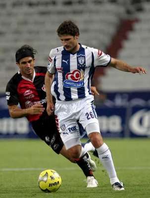 لقطة من مباراة باتشوكا و أطلس 