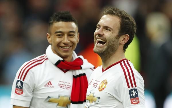  خوان ماتا (يمين)