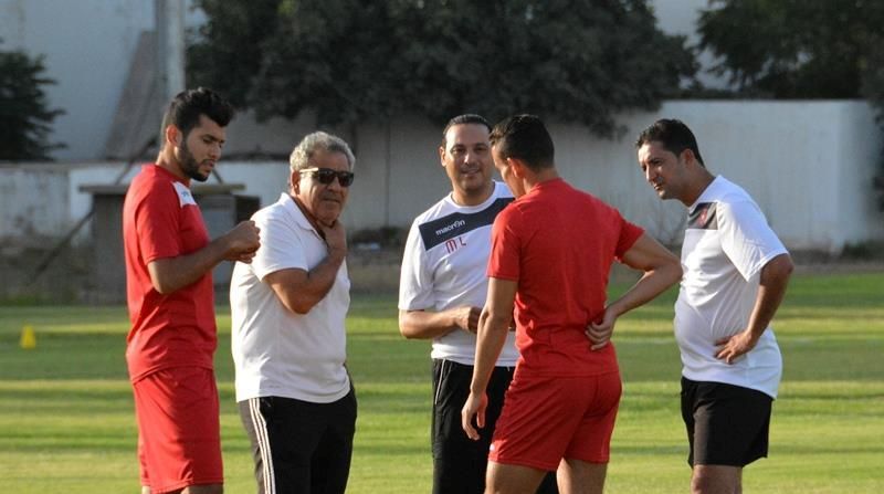 منتصر الوحيشي الى جانب فوزي البنزرتي خلال تدريبات اليوم 
