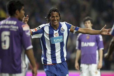 برونو ألفيس لاعب بورتو يحتفل بتسجيله هدف الفوز لفريقه