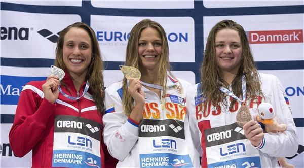 الروسية فيتالينا سيمونوفا  على اليمين