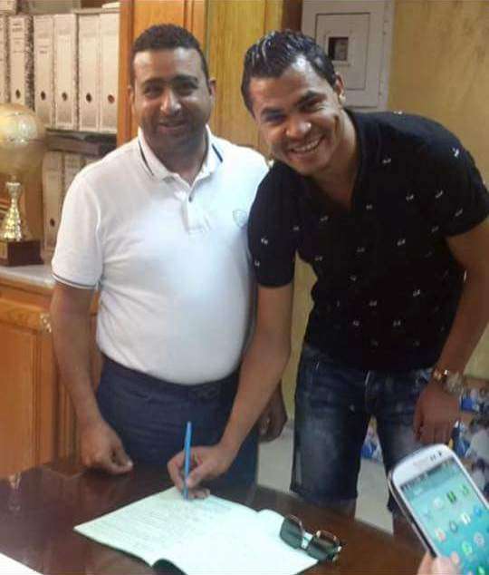 هشام السيفي اثناء امضاء العقد والى جانبه رئيس الملعب القابسي صابر الجماعي