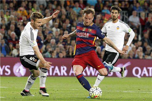 شكودران مسوتافي (يسار)