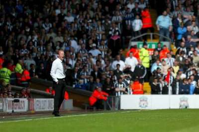 الان شيرير مدرب نيوكاستل في مقابلة سابقة لفريقه ضد ليفربول