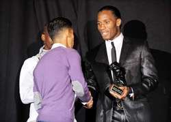 دروغبا يسلم الجائزة لبوصوفة