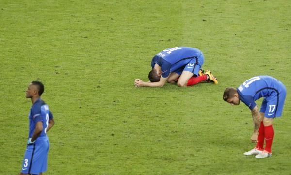 خيبة أمل لاعبي المنتخب الفرنسي بعد اللقاء 