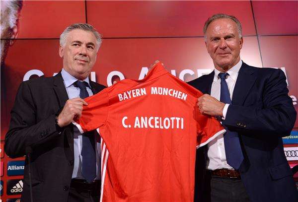  كارلو أنشيلوتي مع بكنباور في مؤتمر تقديمه رسمياً