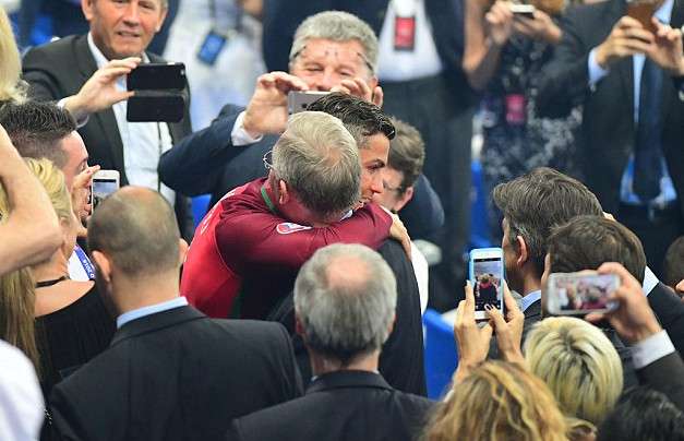 عناق كرستيانو رونالدو وفيرجسون