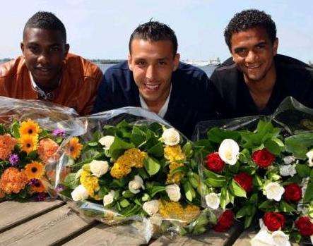 الحمداوي وسط صاحبي الحذاءين الفضي و النحاسي