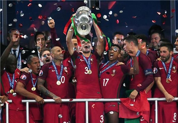 بيبي يرفع الكأس الاوروبية