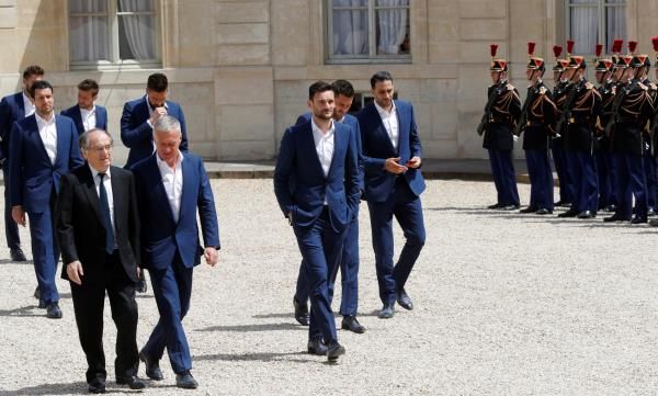 لوجراي مع ديشامب ولاعبي فرنسا