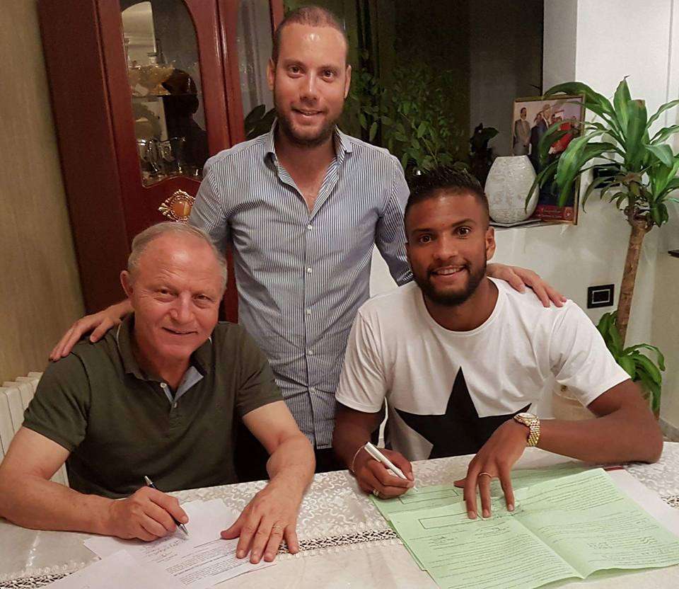 وليد حسني أثناء توقيع العقود