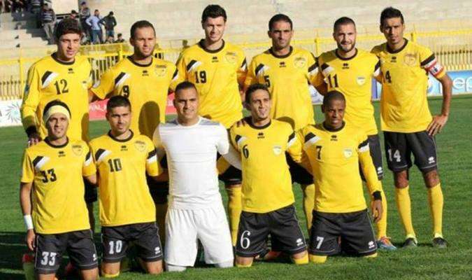 الحسابات الانتخابية قد تطيح بآمال فريق كرة القدم 